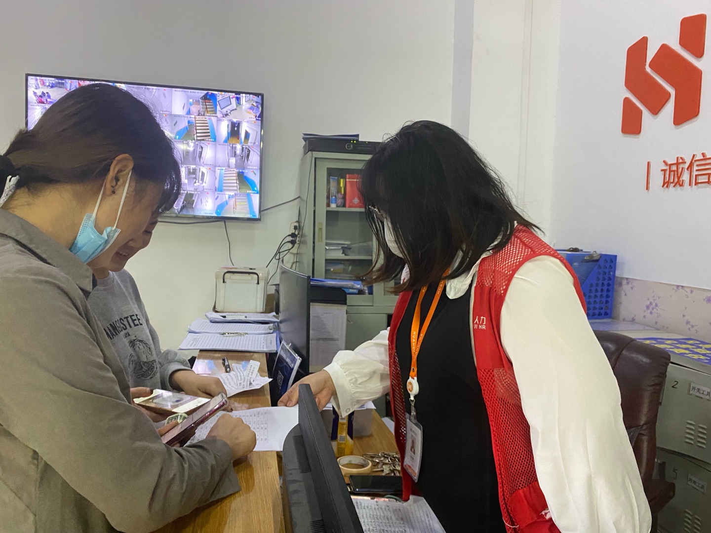 宿管耐心解答员工问题