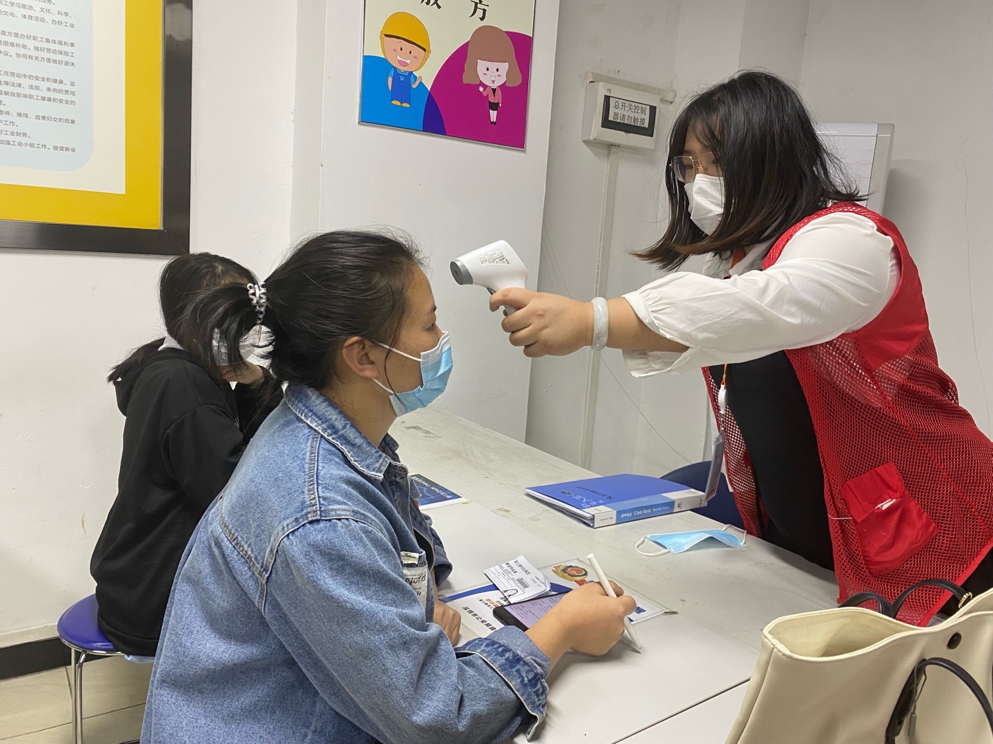 宿管调查新员工行程及测量体温