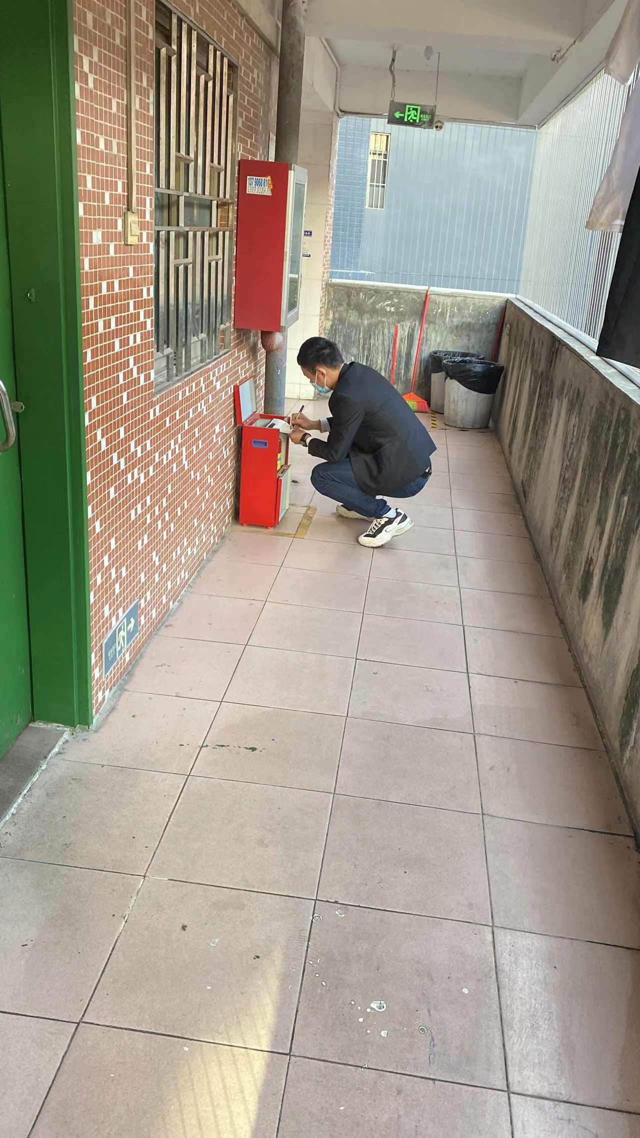 宿管检查消防设备