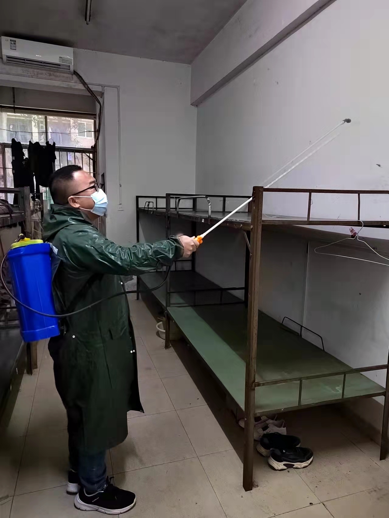 宿管对空房间做消杀