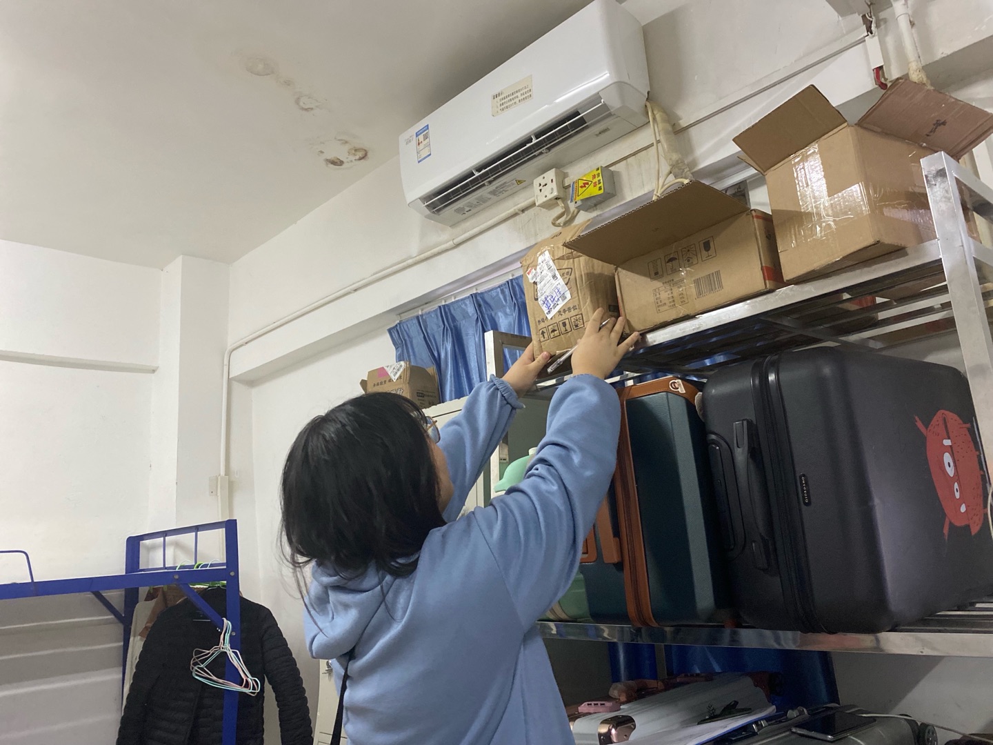 宿管查房时帮员工整理物品