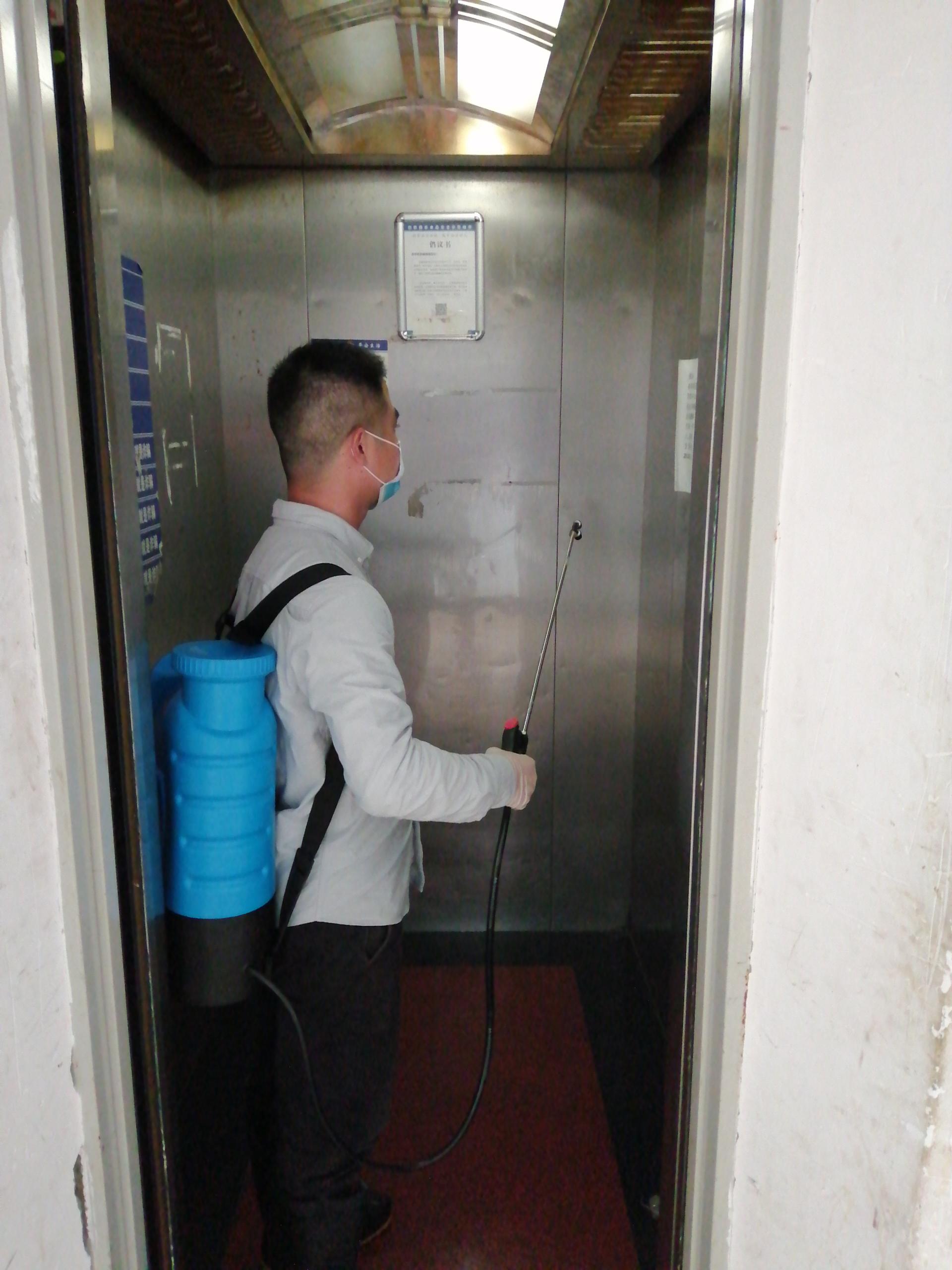 宿管对电梯进行消杀