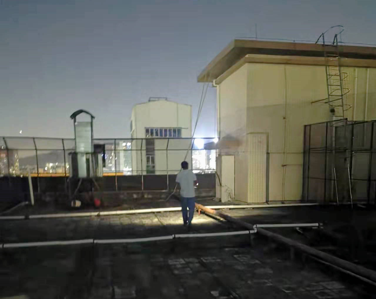 宿管夜间检查楼顶